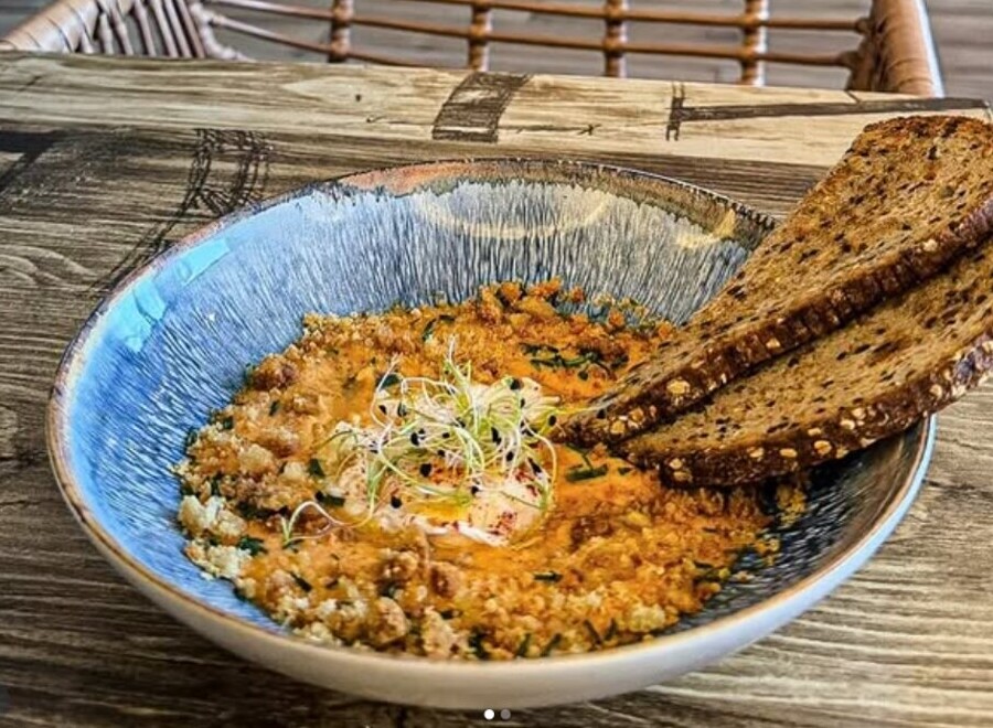 Houmous Penida généreux avec crudités et pain grillé