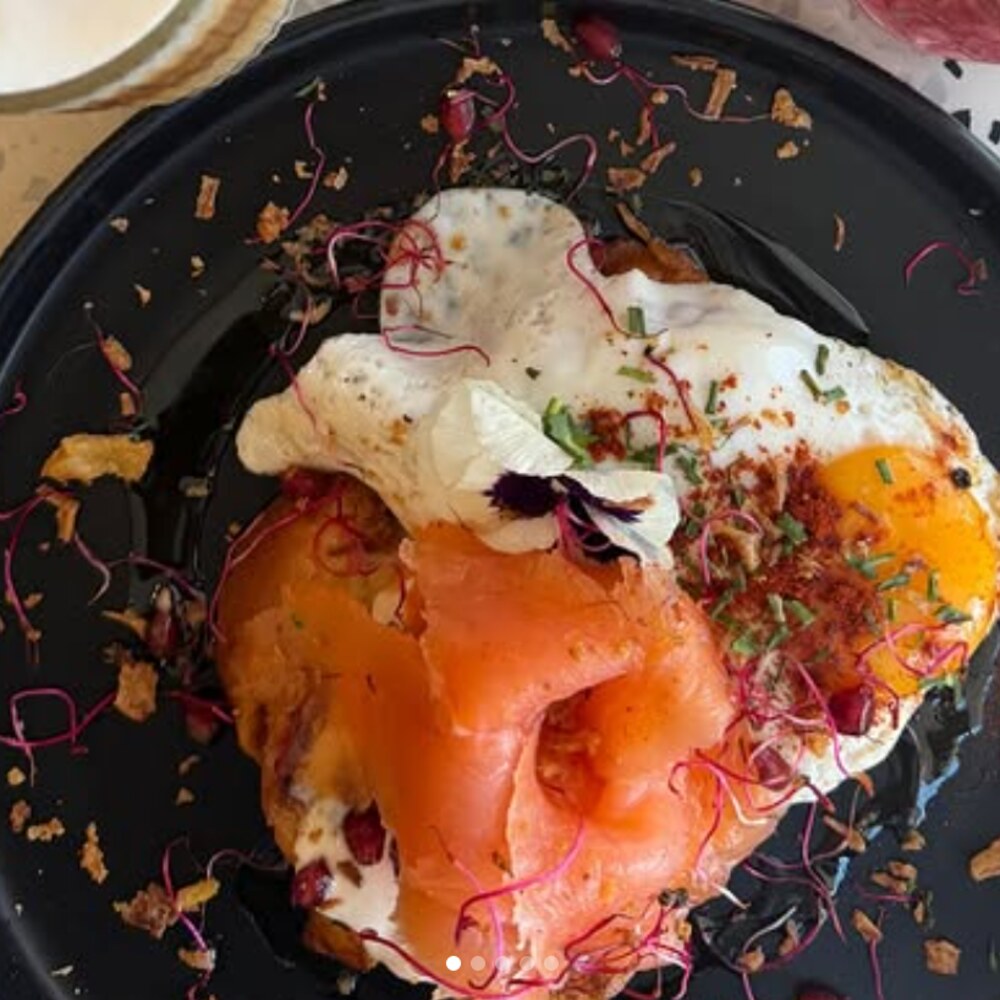 Toast saumon et œuf poché avec herbes fraîches