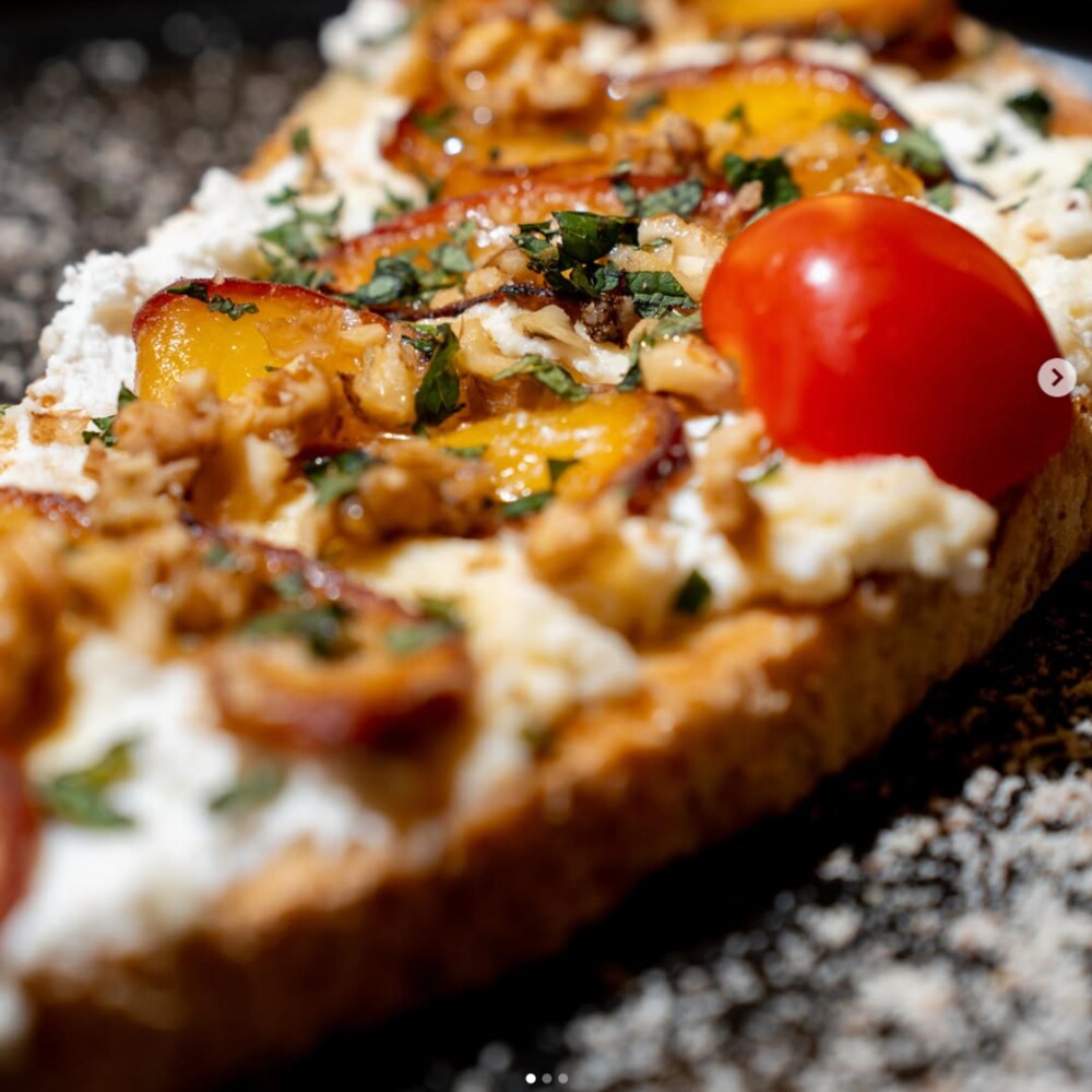 Summer peach toast garni de fruits et miel